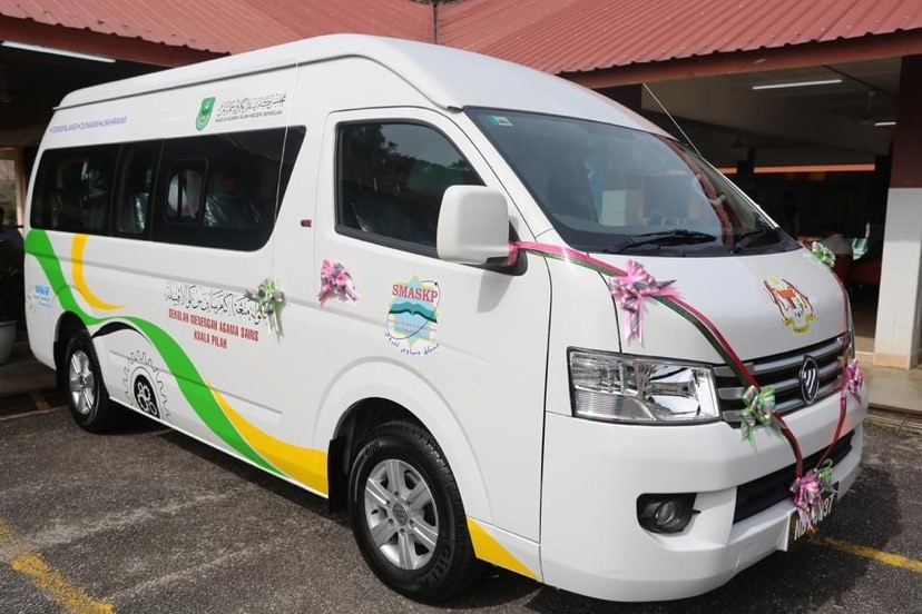 Wakaf Negeri Sembilan Muamalat Menyumbang Van Sekolah Kepada Sekolah Menengah Sains Kuala Pilah